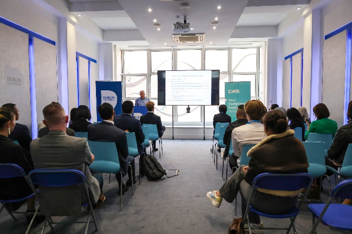 A group of people sitting in chairs

AI-generated content may be incorrect.